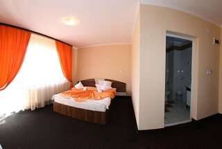 Отель Hotel Iri Буштени Двухместный номер с 1 кроватью или 2 отдельными кроватями и балконом-13