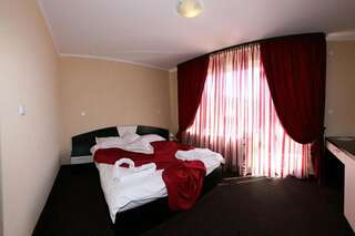 Отель Hotel Iri Буштени Двухместный номер с 1 кроватью или 2 отдельными кроватями, вид на горы-16